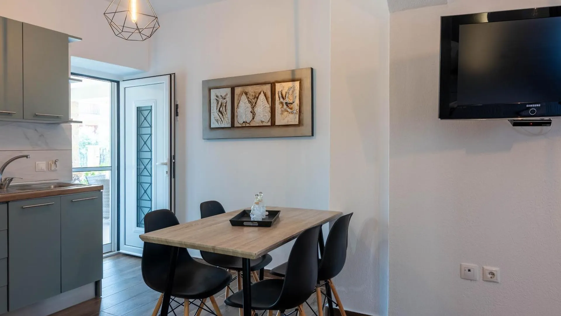 Aigli Luxury Studios Nea Roda 0*,